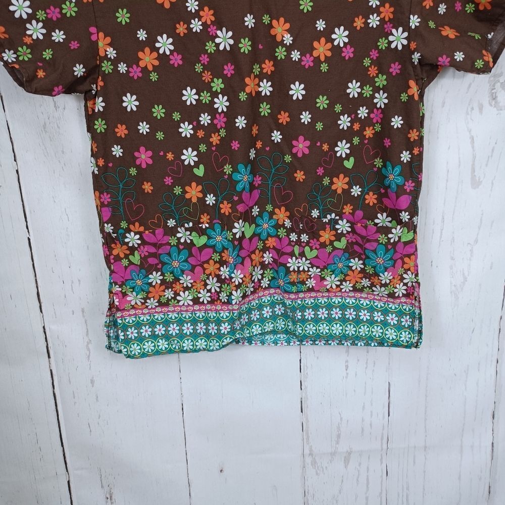 ‼️5/$25‼️ Dickies Womens Brown Floral Scrub Top Hearts Flowers - Picture 5 of 6